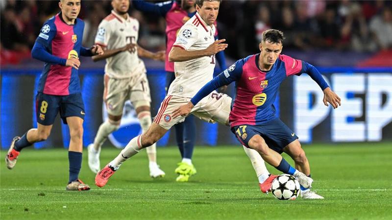 Barcelonas Marc Casado läuft zwei Bayern-Spielern davon.
