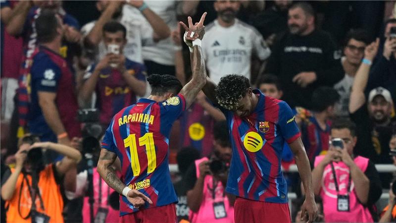 Barcelonas Raphinha (l) feiert mit Teamkollege Lamine Yamal den Führungstreffer.