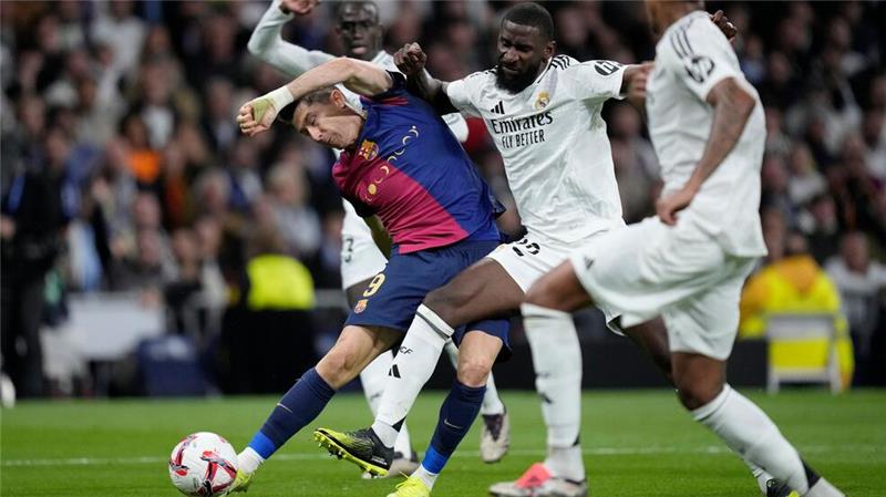 Lewandowski beschert Flick einen furiosen Sieg im Clásico Barcelonas Robert Lewandowski leitet das Debakel für Real Madrid ein. Antonio Rüdiger (M) erlebt einen bitteren Abend.