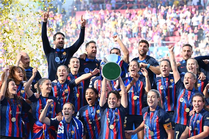 Barcelonas Spielerinnen jubeln mit der Trophäe den Sieg in der Champions League.