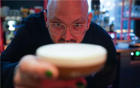Barchef Frederik Schefferski bereitet im «Jing Jing» einen Cocktail zu.