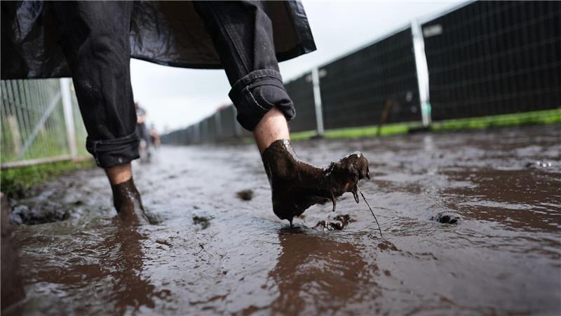 Bilder des Tages Barfuß im Matsch: Wacken-Fans feiern das größte Metal-Festival der Welt