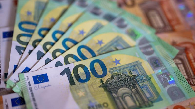 Bargeld wird nach Einschätzung der Bundesbank vermehrt gehortet und nicht mehr ausgegeben. (Symbolbild)