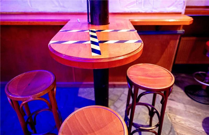 Barhocker stehen an einem mit Klebeband abgesperrten Tisch in der «Dax Bierbörse», einer Diskothek im Stadtteil List.