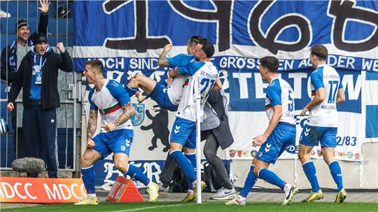 Baris Atik (2.v.l, 1. FC Magdeburg) jubelt nach seinem Treffer zum 2:1 mit Teamkollegen.