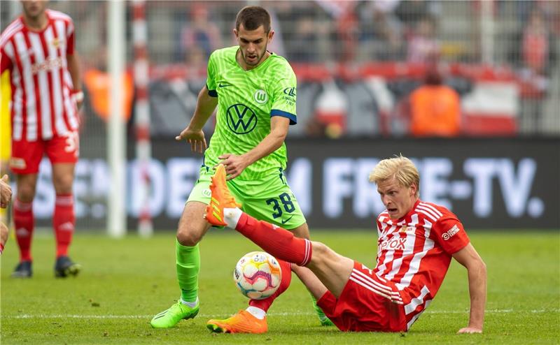 Wolfsburg verleiht Kroaten Franjic nach Darmstadt Bartol Franjic von VfL Wolfsburg kämpft gegen Berlins Morten Thorsby (r) um den Ball.