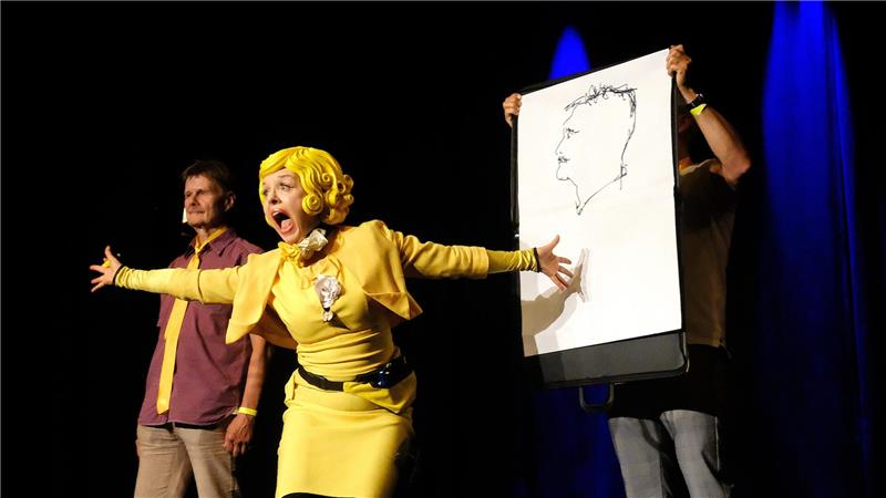 Musik, Marionetten und eine Message im Goslarer Kulturkraftwerk Bartuschka wird als Moderatorin in Erinnerung bleiben: Nicht nur bei Ralph und Ralf, die ihr freches Flachsen mit Haltung ertragen und eine Zeichnung mitnehmen: „Es ist etwas schlichter als ein Gerhard Richter“.