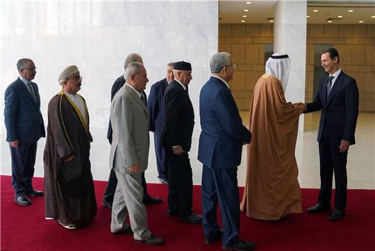 Baschar al-Assad (r), Präsident von Syrien, empfängt eine Delegation verschiedener arabischer Parlamente.
