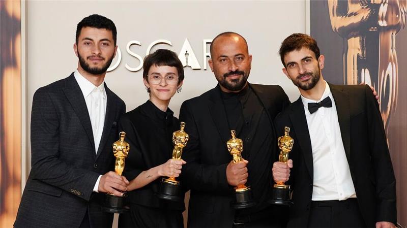 Dokumentarfilm „No Other Land“ gewinnt Oscar Basel Adra (l-r), Rachel Szor, Hamdan Ballal und Yuval Abraham haben einen Oscar für den besten Dokumentarfilm gewonnen.