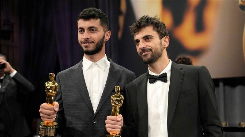 Oscars 2025: Kuscht Hollywood vor Trump? Basel Adra (l) und Yuval Abraham gewannen einen Oscar für den Dokumentarfilm „No Other Land“.
