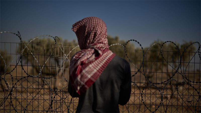 Bashar arbeitet am Zaun des Hauses seiner palästinensisch-beduinischen Familie, um Angriffe israelischer Siedler am Rande der Stadt Taybeh im Westjordanland zu verhindern.