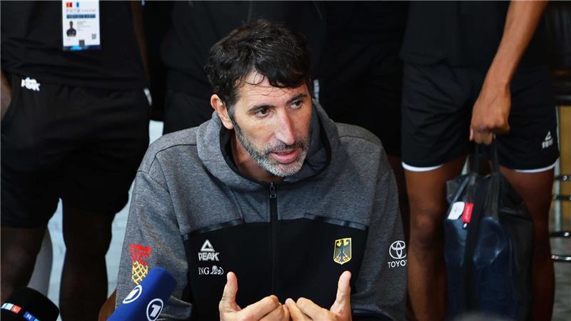 Basketball-Bundestrainer Alex Mumbru tritt bei den EM-Spielen in die zweite Reihe, bleibt aber Headcoach.
