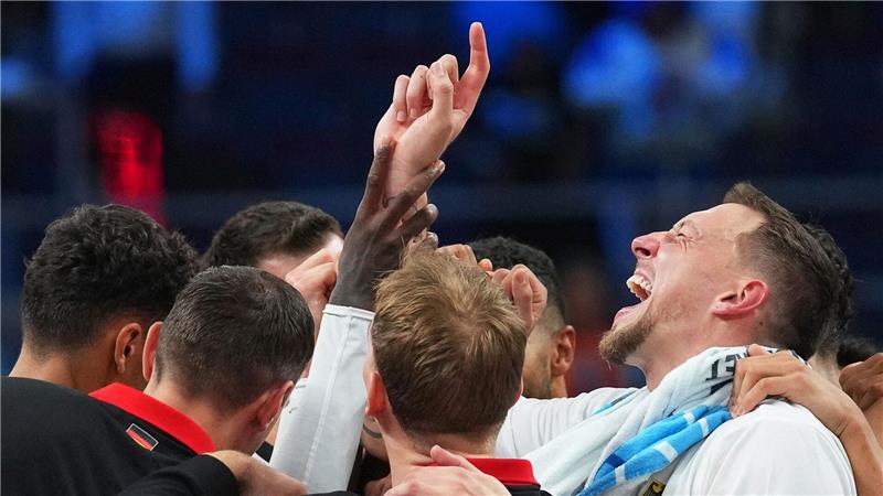 Bilder des Tages Basketball: EM, Deutschland - Finnland, K.o.-Runde, Halbfinale, Deutschlands Spieler um Daniel Theis (r) jubeln nach dem Sieg.
