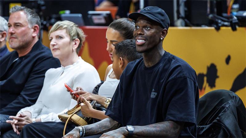 Basketball-Star Schröder mit Frau und Sohn in Reihe eins.
