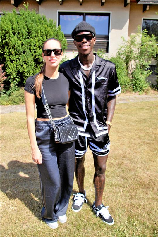 Basketball-Superstar Dennis Schröder mit seiner Frau Ellen bei den Regionsjugendmeisterschaften auf der Anlage des TK Goslar. Foto: Dürich