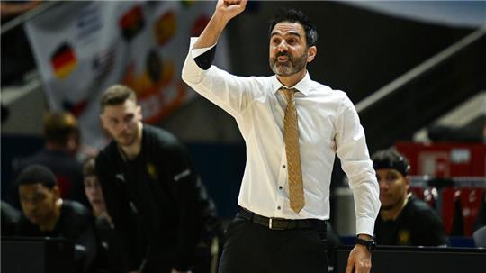 Basketball-Trainer Jesus Ramirez verlängert seinen Vertrag in Braunschweig.