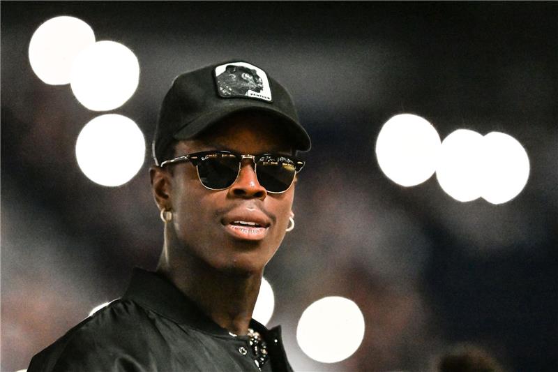 Weltmeister Schröder unterstützt Ausbau seines Jugendplatzes Basketball-Weltmeister Dennis Schröder ist vor dem Spiel in der Halle.