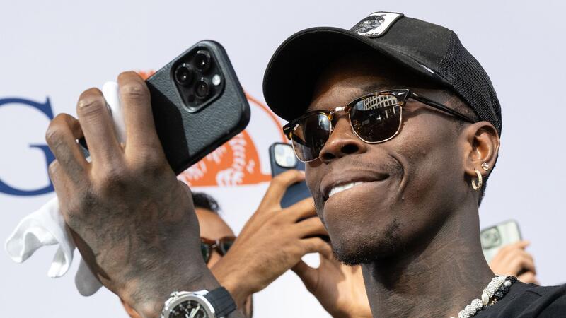 Schröder als Fahnenträger? Obst: „Cooles Statement“ Basketball-Weltmeister Dennis Schröder würde gerne die deutsche Fahne bei den Olympischen Spielen in Paris tragen.