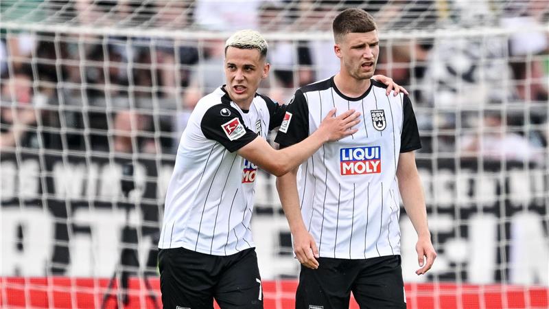 Bastian Allgeier versucht Tom Gaal nach seinem Eigentor aufzumuntern.