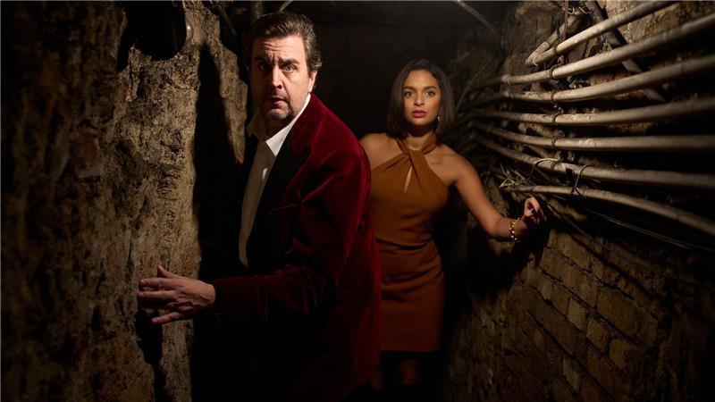 Bastian Pastewka und Tamara Romera Ginés in einer Szene des Krimis „Fabian und die mörderische Hochzeit“, der ab 6. Februar bei Prime Video zu sehen ist. (Archivbild)