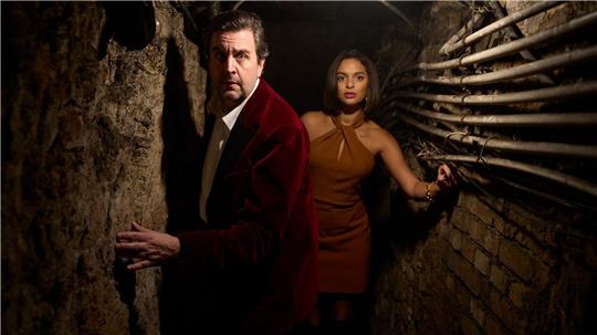 Bastian Pastewka und Tamara Romera Ginés in einer Szene des Krimis „Fabian und die mörderische Hochzeit“, der ab 6. Februar bei Prime Video zu sehen ist. (Archivbild)