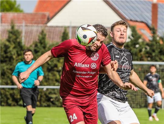Bastian Wagner (r.), hier im Viertelfinale gegen den SC 18 Harlingerode, bringt den TSV Lochtum in Salder in Führung.