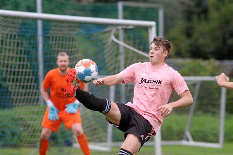 Spitzenspiel in Lochtum - TSV trifft auf FG Vienenburg/Wiedelah Bastian Wagner und der TSV Lochtum belegen bei einem Blitzturnier um die Meisterschaft den zweiten Platz. Foto: Gietemann