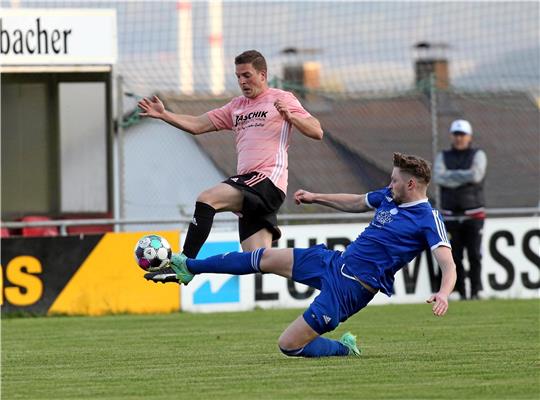 Bastian Wiegelmann (li.), hier noch als Spieler des TSV Lochtum im Aufstiegsjahr aus der Nordharzliga gegen Immenrodes Jonas Büchler, übernimmt als Trainer von Paul Czichowski, der im Hintergrund steht. Foto: Neuendorf