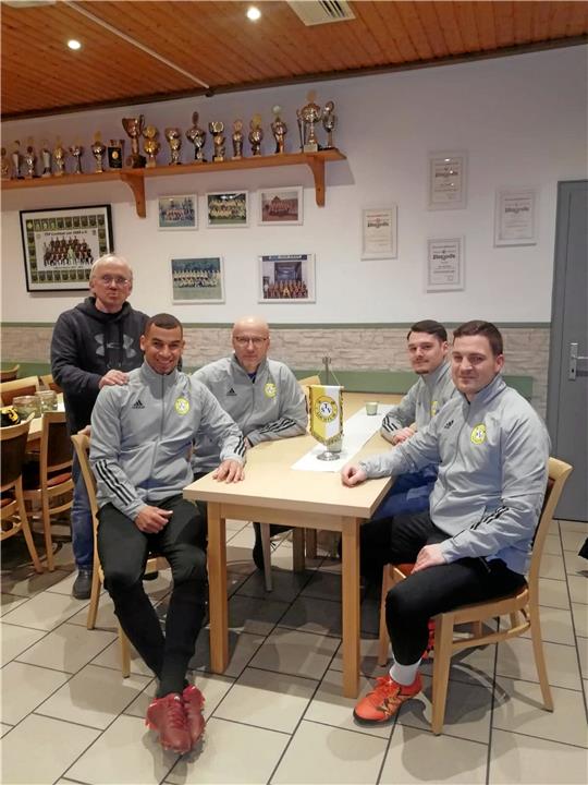 Bastian Wiegelmann (re.) übernimmt beim TSV Lochtum in der kommenden Serie die Nachfolge von Trainer Paul Czichowski (Mi.) und wird von Christopher Kolm (2. v. li.) und Finn-Luca Jörg (2. v. re.) unterstützt. Vorsitzender Wilfried Hartge (li.) setzt damit weiter auf eigene Kräfte. Foto: Privat