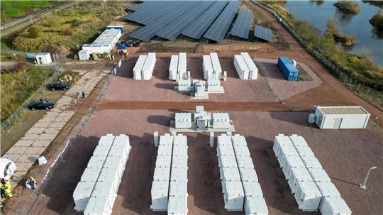 Batteriespeicher und Solaranlagen ergänzen sich zwar, entwickeln sich aktuell aber in unterschiedliche Richtungen. (Archivbild)