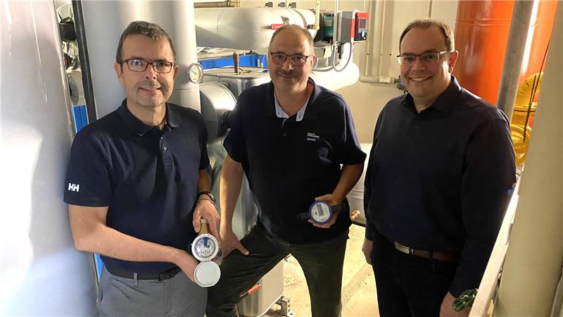 Bauamtsleiter Sven Ladwig, Harald Kremling, Leiter der Wasserwerke, und Bürgermeister Ingo Henze (v.l.) stellen die neuen Wasserzähler mit ihren Eigenschaften vor.