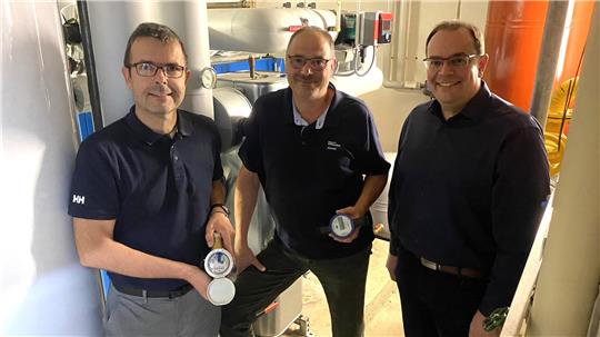 Bauamtsleiter Sven Ladwig, Harald Kremling, Leiter der Wasserwerke, und Bürgermeister Ingo Henze (v.l.) stellen die neuen Wasserzähler mit ihren Eigenschaften vor.