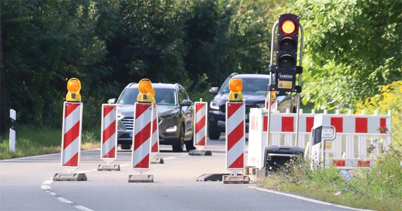 Eine halbseitige Straßensperrung mit Ampelsteuerung.