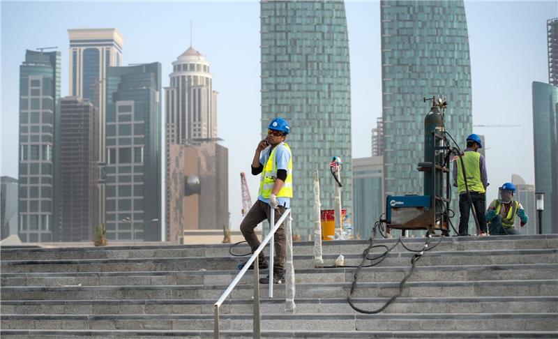 Forderung in Entschädigungsdebatte: DFB soll Prämien spenden Bauarbeiter arbeiten auf einer Baustelle in Doha (Katar).