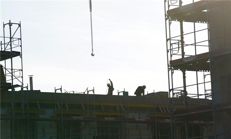 Baugenehmigungen für Wohnungen sind gesunken Bauarbeiter arbeiten auf einer Baustelle in Hamburg. Der Hauptverband der Deutschen Bauindustrie rechnet für 2022 mit etwa 275.000 Fertigstellungen. Im laufenden Jahr dürften es bestenfalls 250.000 sein.
