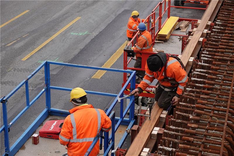 Bauarbeiter auf der A7.