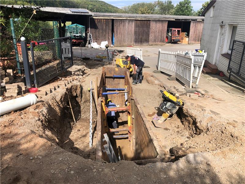 Hahausens Ortsbürgermeister Ohlendorf warnt vor Unfällen Bauarbeiter verlegen unter anderem Regenwasserkanäle. Foto: Wendt