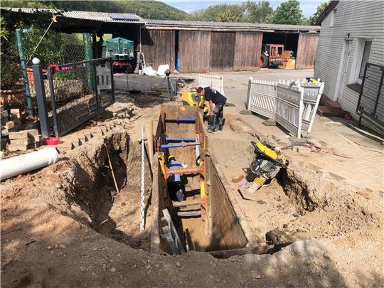 Bauarbeiter verlegen unter anderem Regenwasserkanäle. Foto: Wendt