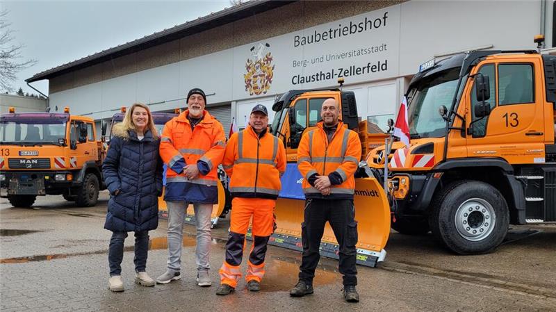 Baubetriebshof in Clausthal-Zellerfeld erhält zwei neue Unimogs Baubetriebshofleiter Bernd Fischer (2.v.l.) freut sich gemeinsam mit Bürgermeisterin Petra Emmerich-Kopatsch und seinen Mitarbeitern über die neuen Fahrzeuge.