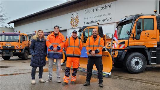 Baubetriebshofleiter Bernd Fischer (2.v.l.) freut sich gemeinsam mit Bürgermeisterin Petra Emmerich-Kopatsch und seinen Mitarbeitern über die neuen Fahrzeuge.