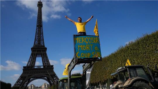 Bauern-Protest am Eiffelturm - Landwirte in Frankreich befürchten, mit den Agrarpreisen der Konkurrenz aus Südamerika nicht mithalten zu können. (Archivbild)