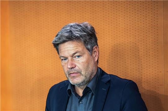 Bauern haben Vizekanzler Robert Habeck in Schleswig-Holstein am Verlassen einer Fähre gehindert.