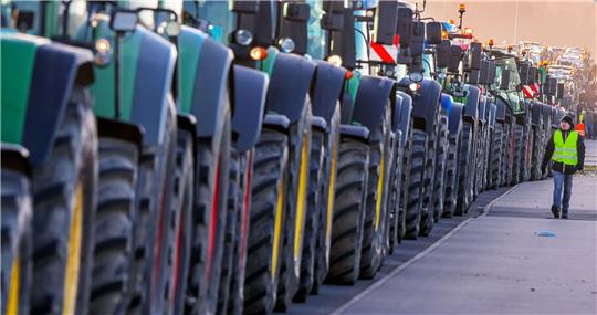 Bauern treffen sich mit ihren Traktoren zu einer Protestfahrt. Wegen einer Protestaktion der Landwirte wird der Grenzübergang in Linken am Freitag für zwölf Stunden gesperrt sein.