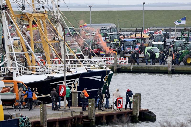Proteste von Landwirten und Fischern gegen Agrarpolitik Bauern und Krabbenfischern protestieren bei der Agrarministerkonferenz in Büsum gegen den Umbau der Tierhaltung.
