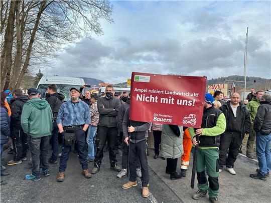 Bauern versperren en Zugang zu einem Werk des Nougat-Herstellers Viba Sweets bei der Länder-Tour von Bundeswirtschaftsminister Habeck.