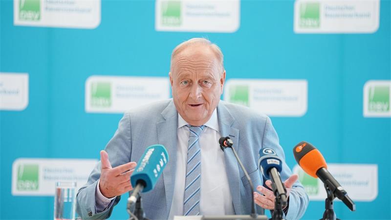 Dürre schrumpft die Ernte - Bauern unter Druck Bauernpräsident Rukwied fordert Soforthilfen der Bundesregierung.