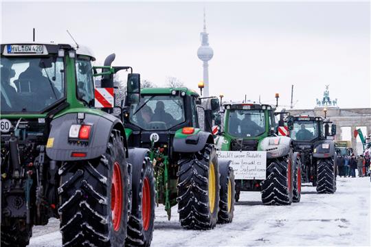 Bauernprotest: Zahlreiche Traktoren auf der Straße des 17. Juni zum Brandenburger Tor.