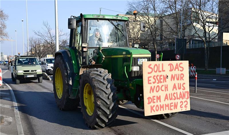 CO2-Preis kostet Bauern dieses Jahr knapp 250 Millionen Euro Bauernprotest mit Traktoren in der Stuttgarter Innenstadt.