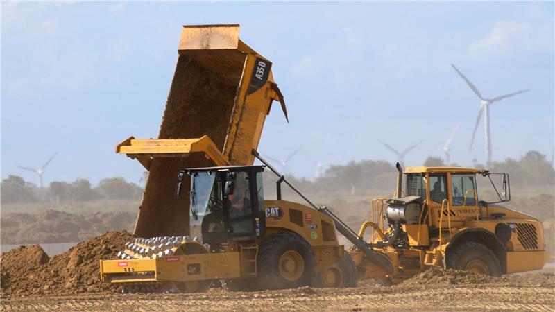 Baufahrzeuge auf der Baustelle der zunächst geplanten Intel-Fabriken im Sommer 2024. Ministerpräsident Haseloff hofft nun auf andere Ansiedlungen auf dem Gelände.