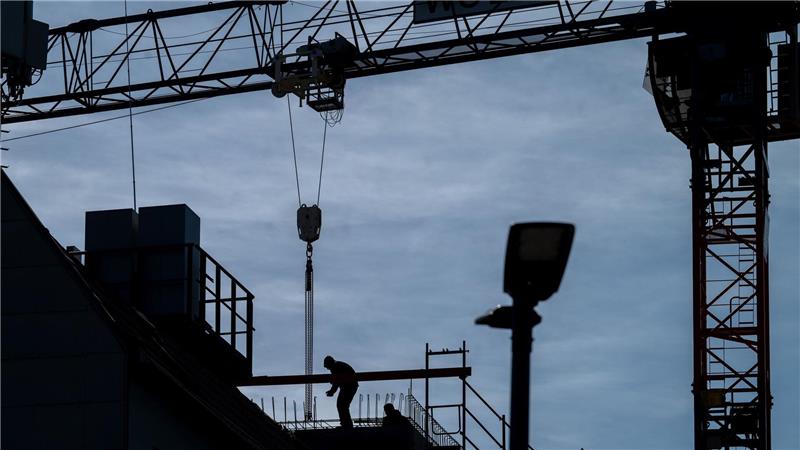 Mehr neue Wohnungen genehmigt - Trendwende oder Strohfeuer? Baufirmen zehren vom Auftragsbestand.